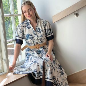 Kjole med blått blomstermotiv One size