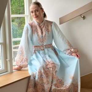 Maxikjole lysblå m/paisley print