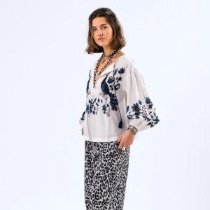 Askar Bluse – Hvit med blått broderi