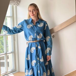 Denim kjole m broderte blomster One size