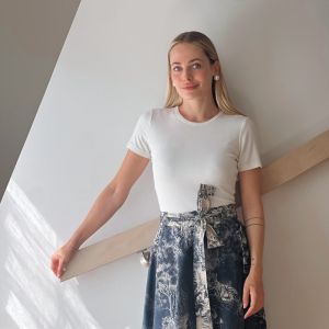 Skjørt blått m/beige print og knytebelte One Size
