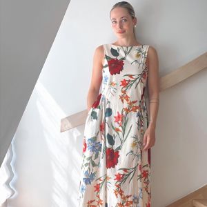 Lang kjole hvit og rødt blomsterprint