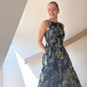 Lang kjole sort og grønt blomsterprint