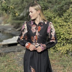 Osley sort kjole med blomster og belte