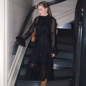 Elli White sort kjole med volanger