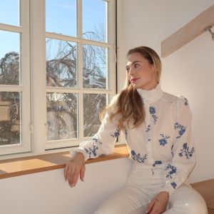 Hippie hvit bluse m/ blå blomst