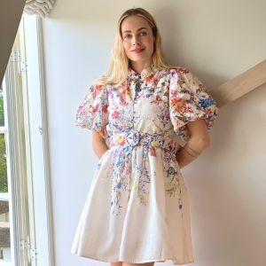 Kort kjole Creme m/blomsterprint og pufferm