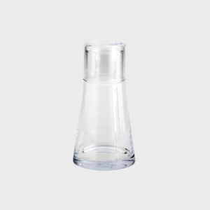 Vannkaraffel med drikkeglass som lokk