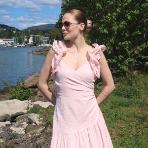 Rosa kjole med volangstropper